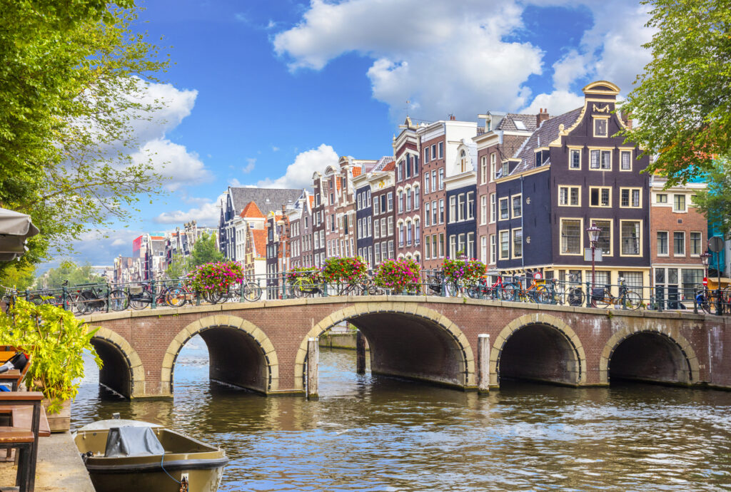 Amsterdam-Gracht mit Brücke, Fahrrädern und Giebelhäusern