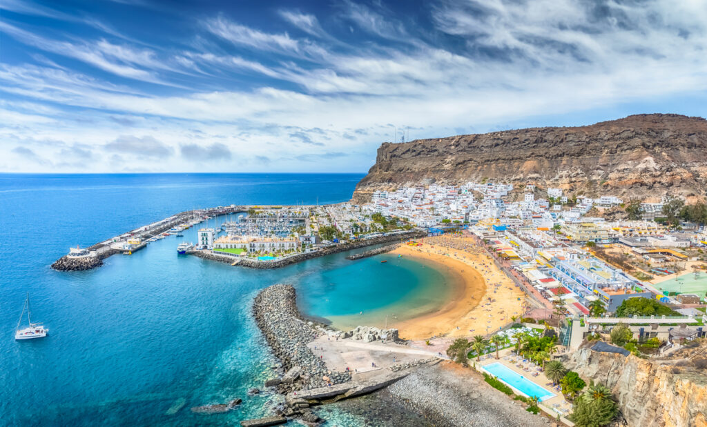 Puerto de Mogán mit Hafen und Sandstrand auf Gran Canaria, Luftaufnahme