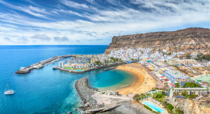 Puerto de Mogán mit Hafen und Sandstrand auf Gran Canaria, Luftaufnahme