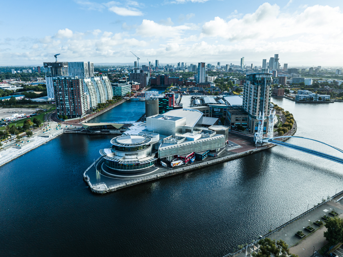 The Lowry in Salford Quays, Manchester, mit Brücke am Kanal