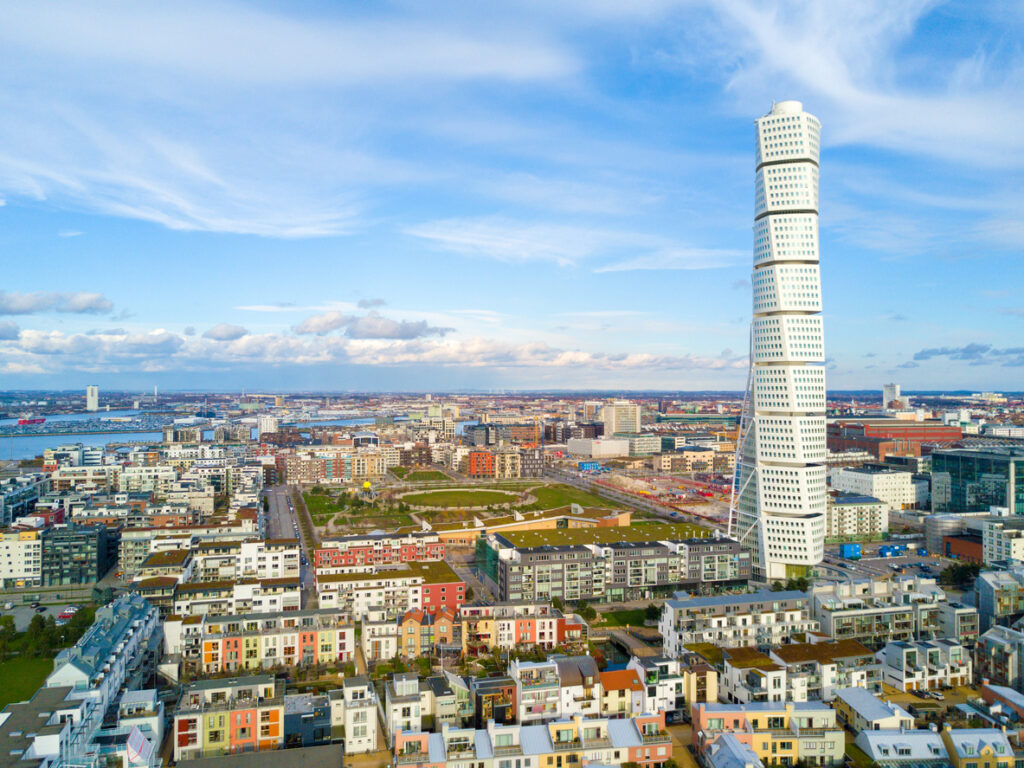 Der Turning Torso Wolkenkratzer in Malmö, Schweden, mit Blick auf die Stadt und moderne Architektur.