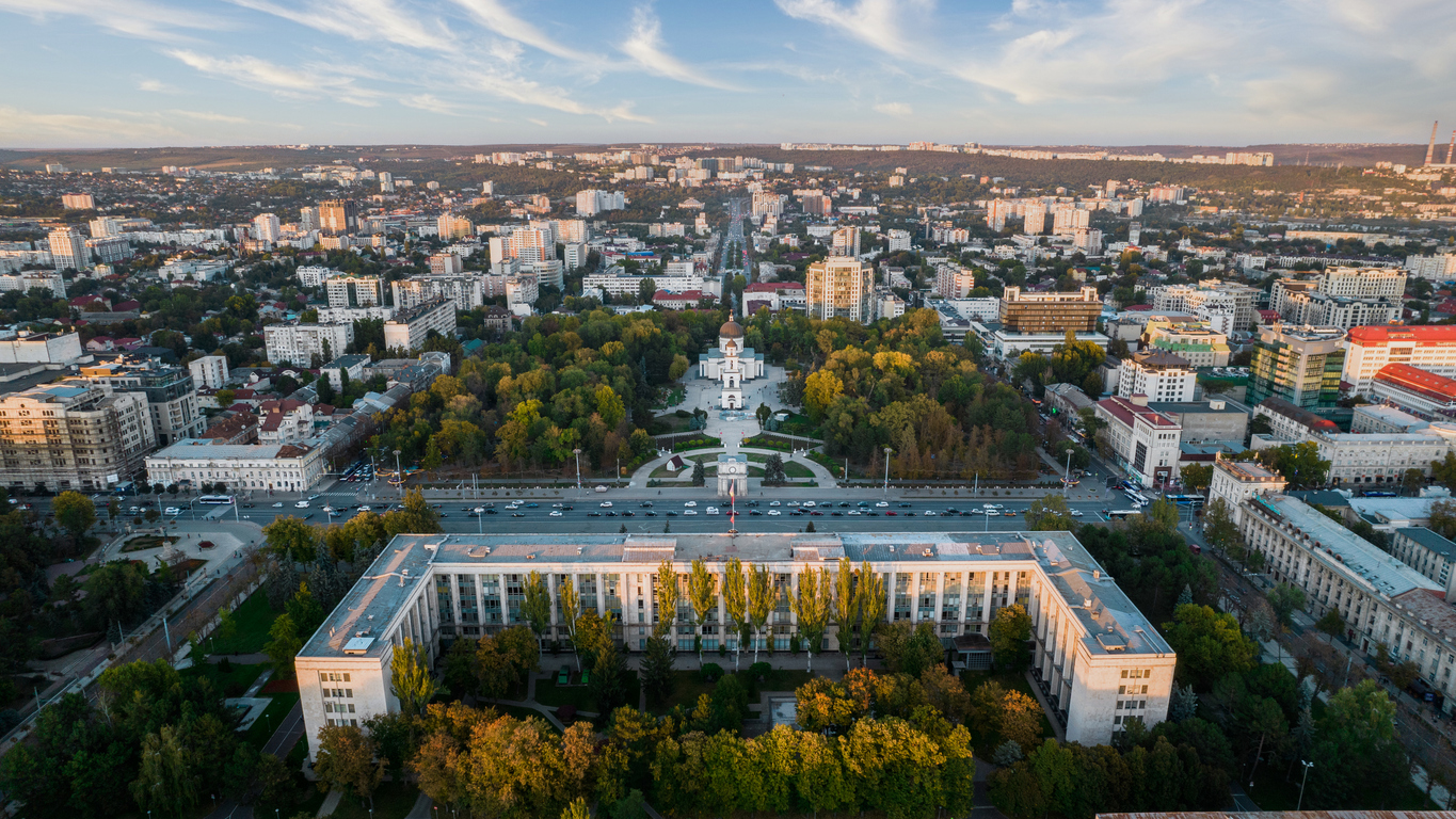 Luftaufnahme von Chişinău mit Regierungsgebäude im Vordergrund sowie Triumphbogen und Kathedrale im zentralen Stadtpark entlang des Boulevards Ștefan cel Mare.