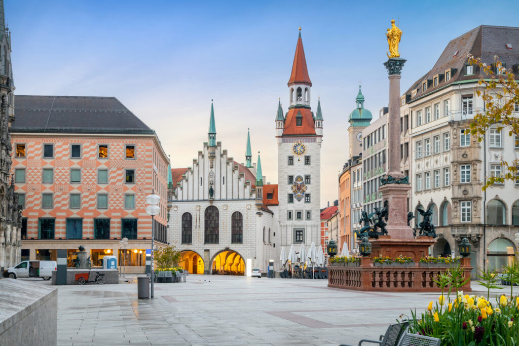 Der Marienplatz in München mit Blick auf das Alte Rathaus und die Mariensäule.