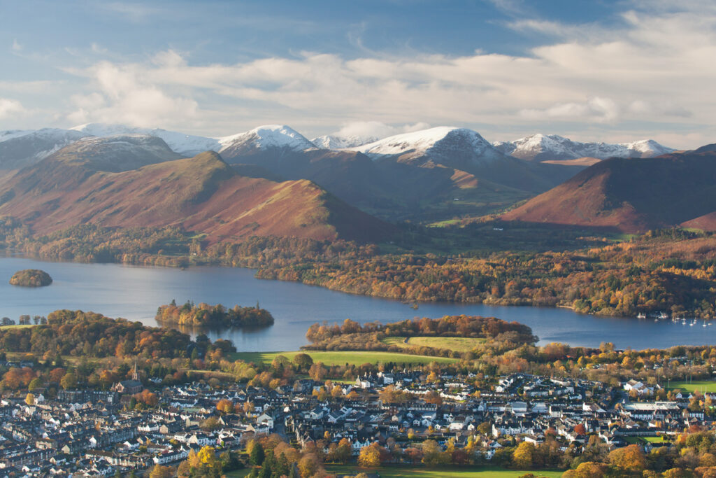 Keswick vor dem Derwentwater, Herbstfarben und schneebedeckte Berge im Hintergrund