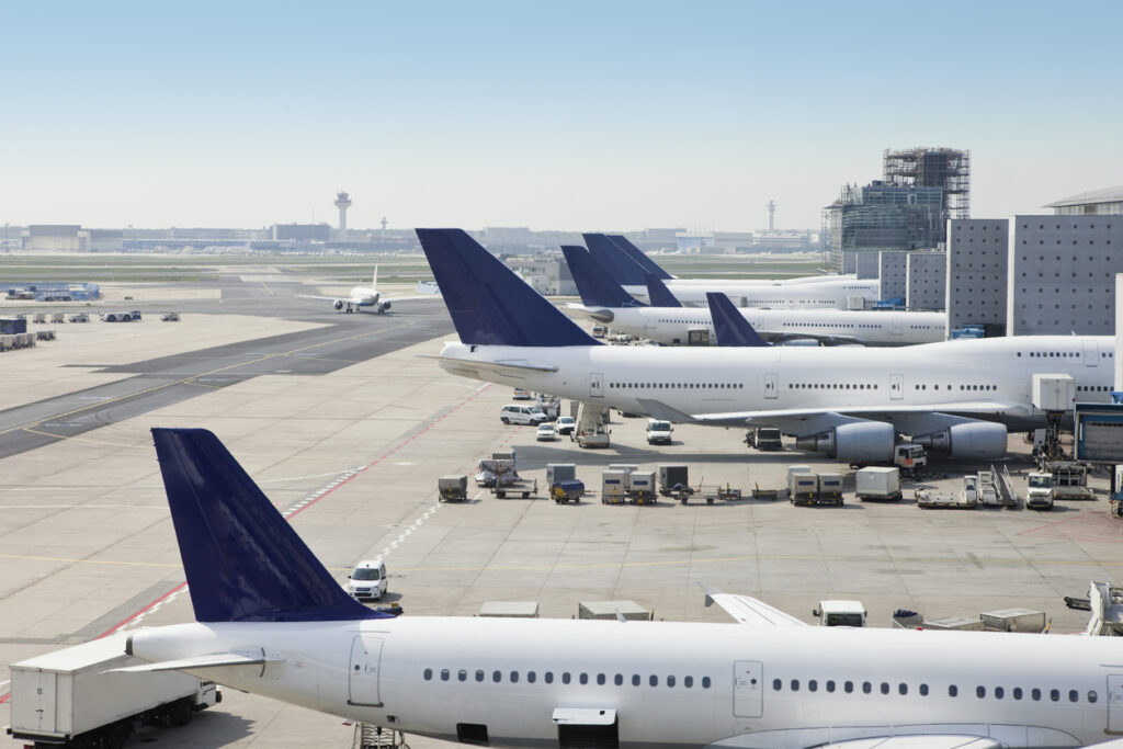 Mehrere Flugzeuge am Flughafen Frankfurt am Main, einem der größten Drehkreuze Europas.
