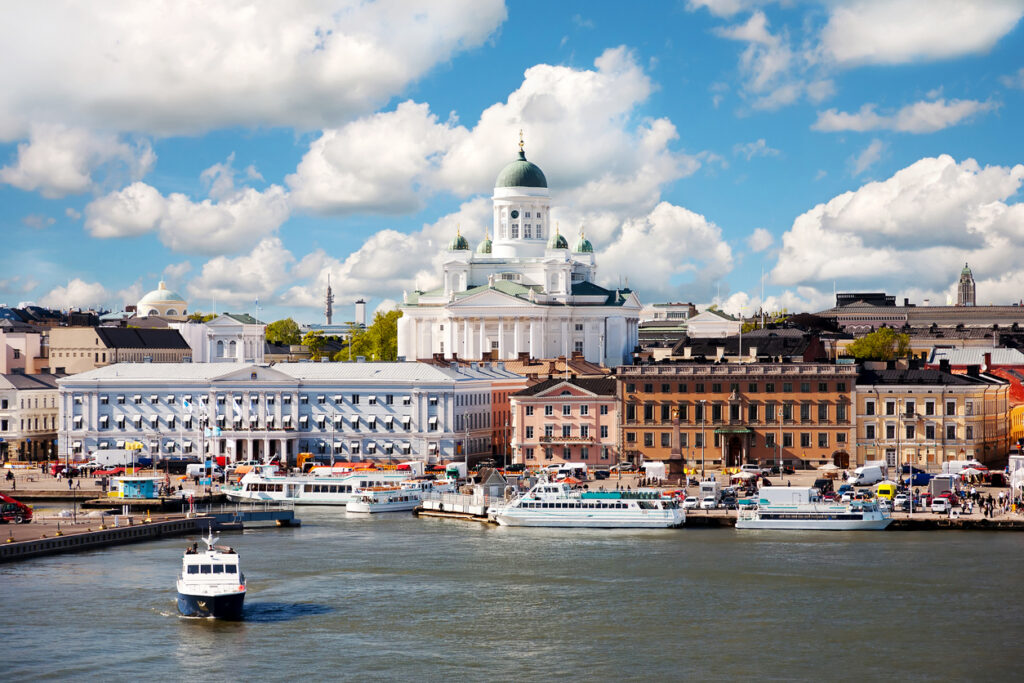 Blick auf den Dom von Helsinki mit Hafen und Booten im Vordergrund.