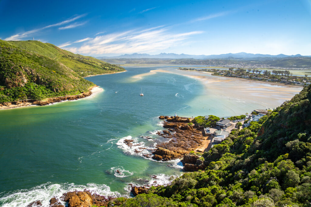 Panorama der Knysna-Lagune mit The Heads, Sandbänken und Bergen an der Garden Route.