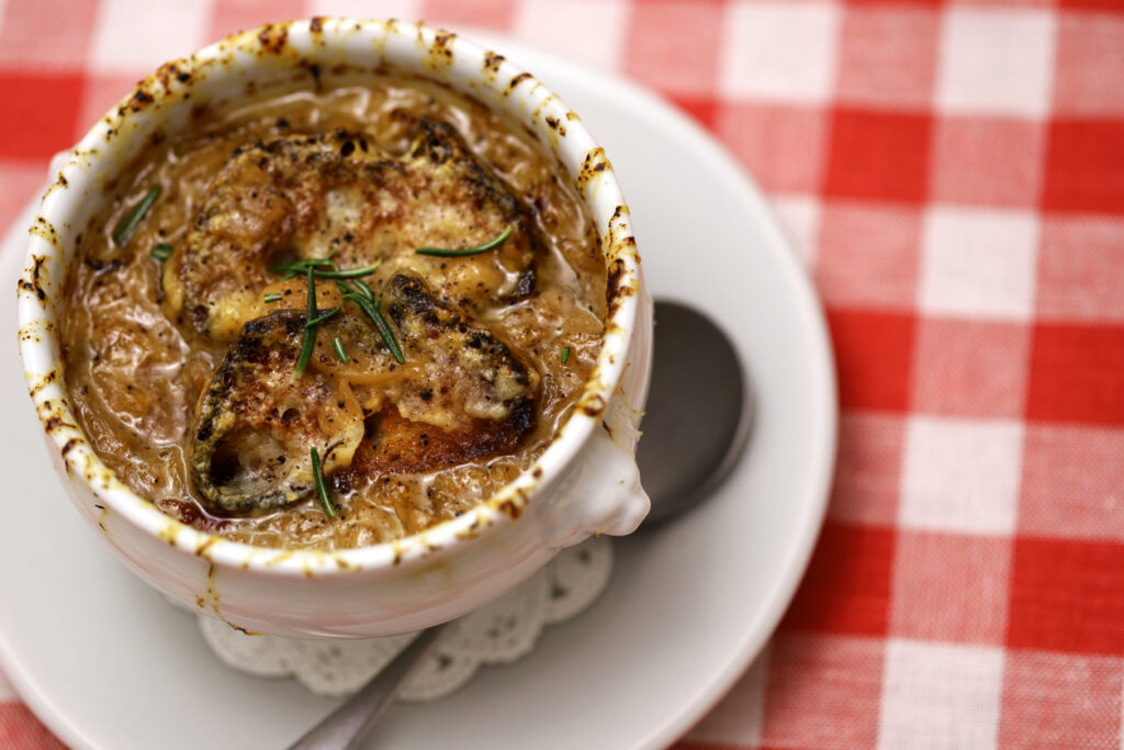 Französische Zwiebelsuppe mit gratinierter Käsekruste in einer Schüssel