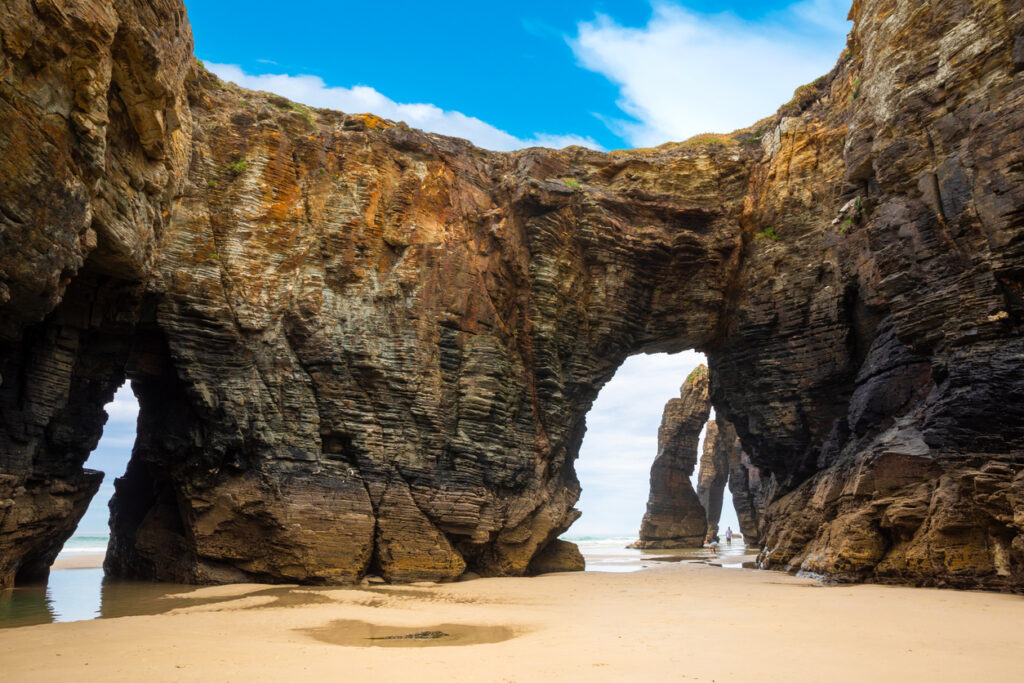 Felsformationen mit natürlichen Bögen am Playa de las Catedrales in Galicien, Spanien.