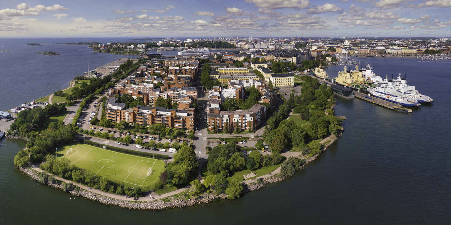 Luftaufnahme von Helsinki mit Hafen, Inseln, Wohnhäusern und Schiffen.
