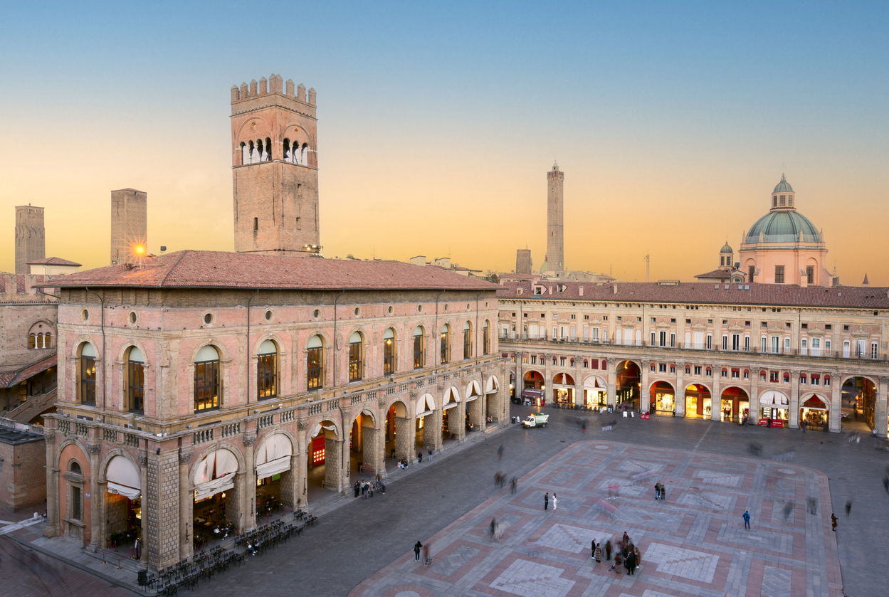 Piazza Maggiore in Bologna mit Palazzo del Podestà und Due Torri bei Sonnenuntergang