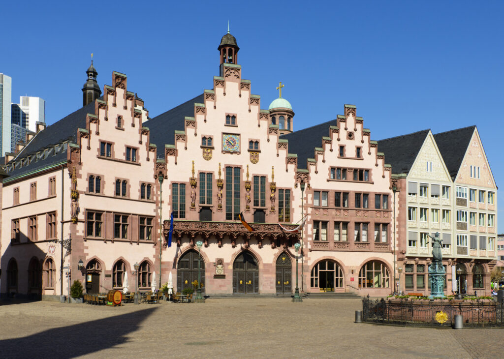 Das historische Rathaus Römer am Römerberg in Frankfurt am Main bei blauem Himmel.
