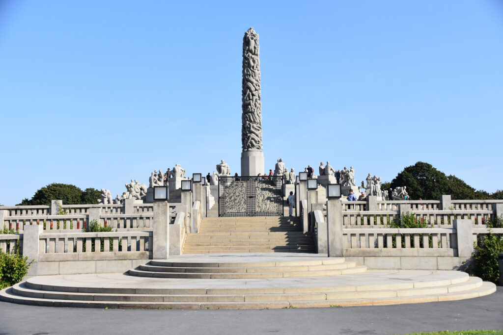 Der Vigeland-Park in Oslo mit dem Monolithen und zahlreichen Skulpturen.