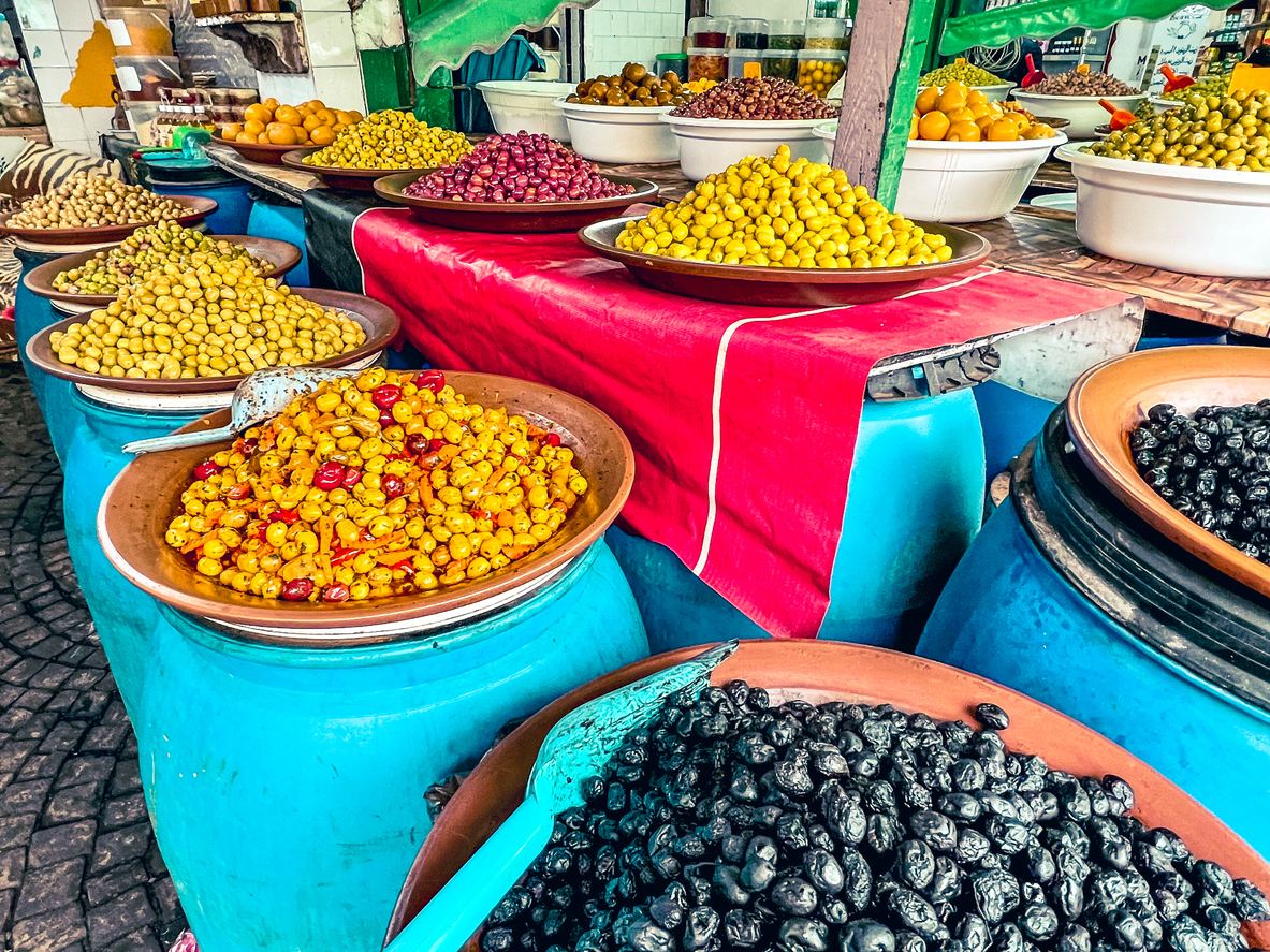 Schalen mit grünen, schwarzen und violetten Oliven auf einem Markt in Casablanca.