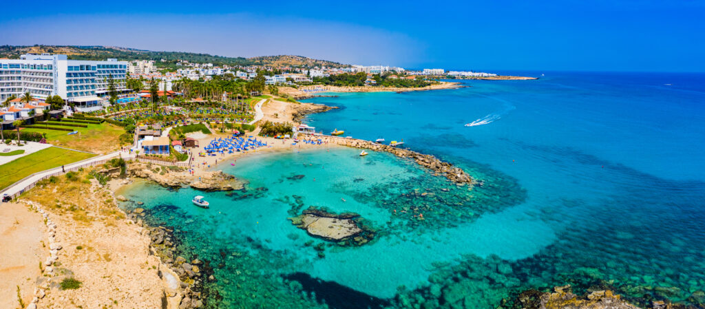 Luftaufnahme der Strandbucht von Protaras auf Zypern mit türkisfarbenem Wasser