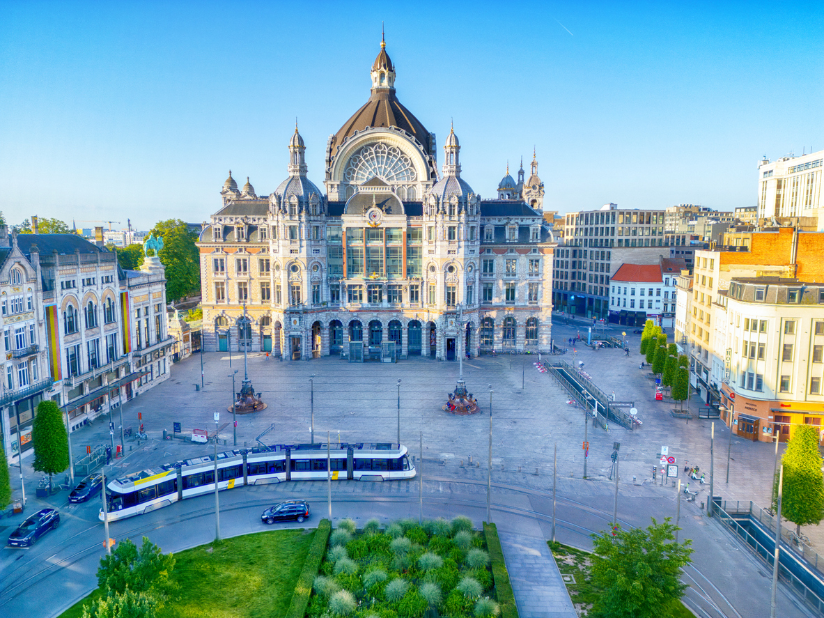 Bahnhof Antwerpen-Centraal mit Straßenbahn auf dem Platz bei Morgenlicht
