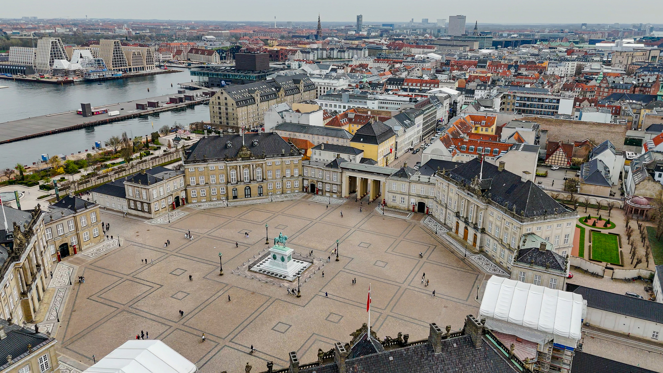 Luftaufnahme von Amalienborg in Kopenhagen, der offiziellen Residenz der dänischen Königsfamilie mit zentralem Platz und Reiterstatue.