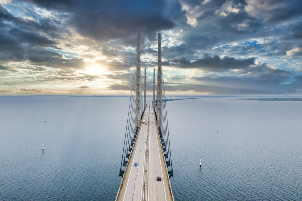 Die Öresundbrücke verbindet Schweden und Dänemark über den Öresund bei Malmö und Kopenhagen.