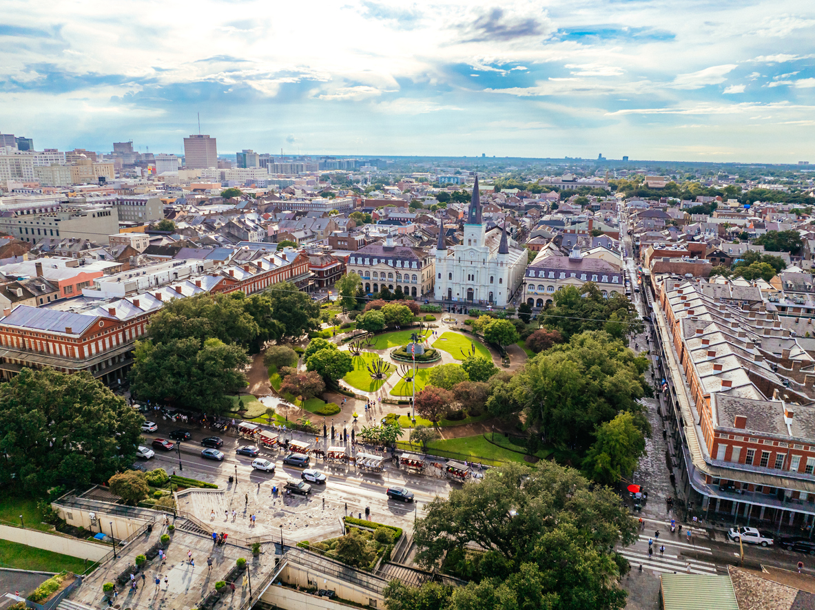 Luftaufnahme von Jackson Square am Decatur Street mit St. Louis Cathedral im French Quarter.
