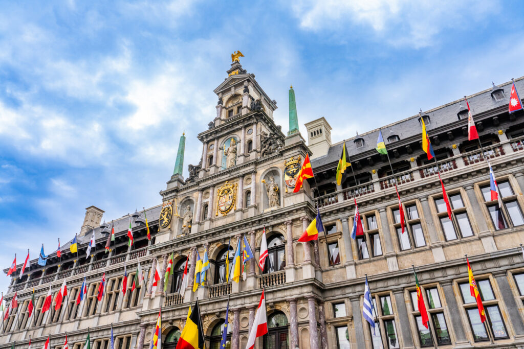 Rathaus Antwerpen am Grote Markt mit Flaggen, Renaissancefassade
