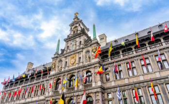 Rathaus Antwerpen am Grote Markt mit Flaggen, Renaissancefassade