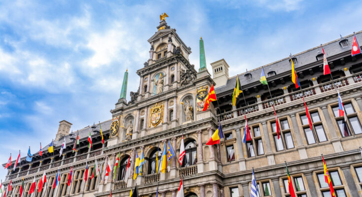 Rathaus Antwerpen am Grote Markt mit Flaggen, Renaissancefassade