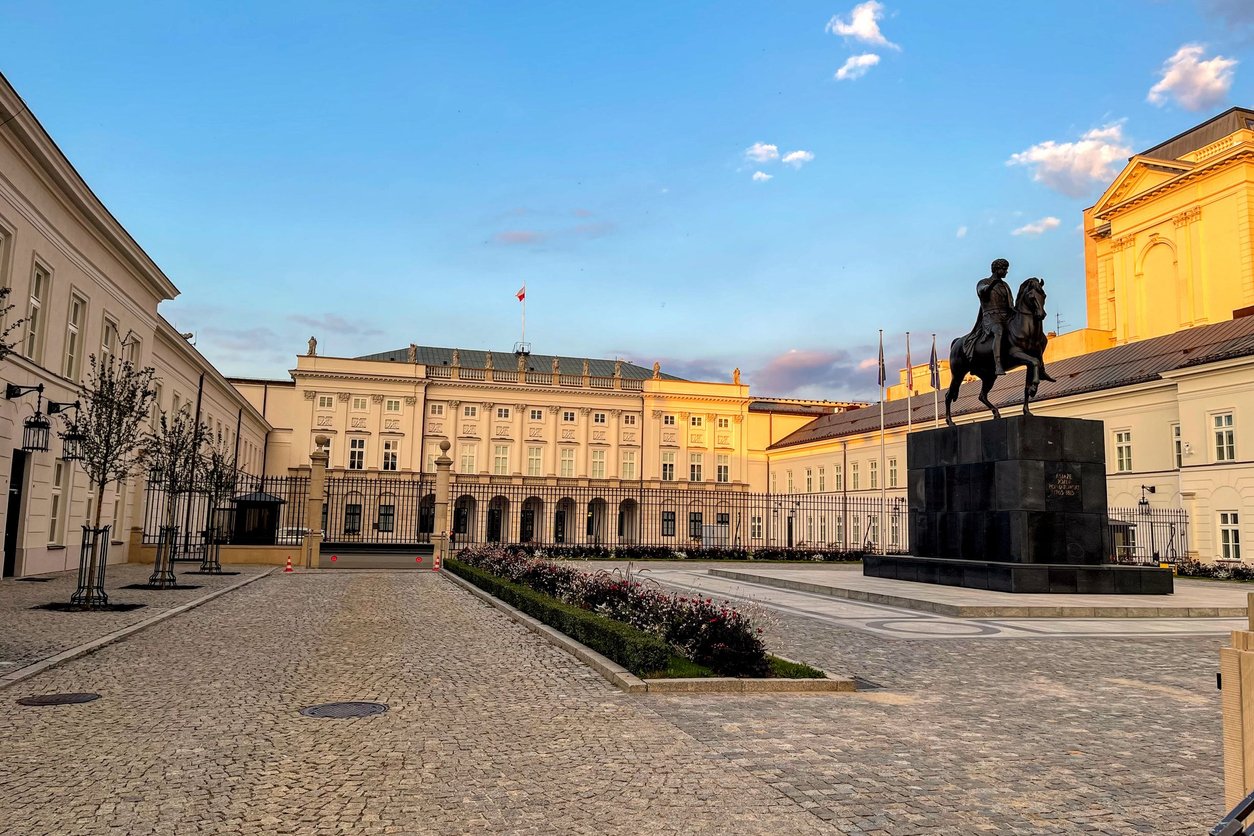 Präsidentenpalast in Warschau mit Reiterstatue Poniatowskis bei Abendlicht.