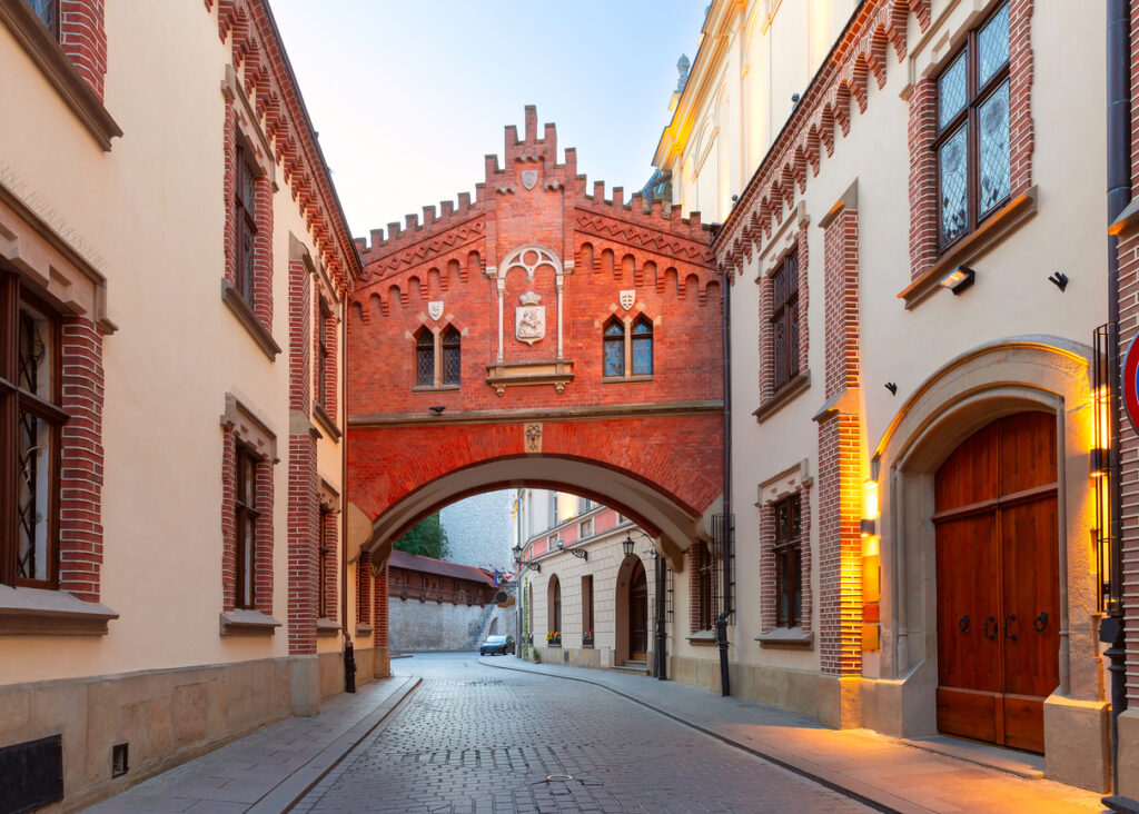 Malerisches Backsteintor in der Altstadt von Krakau, ein bekanntes Wahrzeichen mit gotischer Architektur.