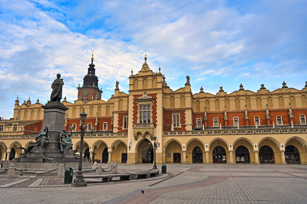 Die Tuchhalle mit dem Adam-Mickiewicz-Denkmal auf dem Hauptmarkt in Krakau, Polen.