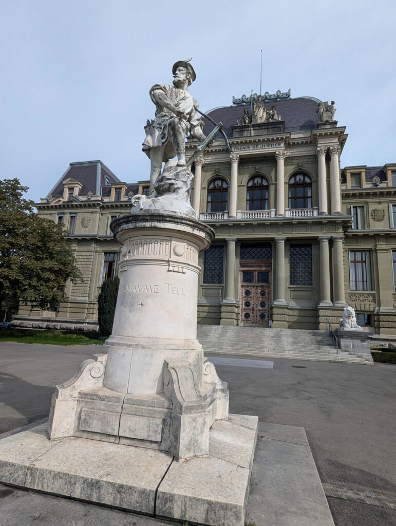 William-Tell-Statue vor dem Palais de Justice in Lausanne, Schweiz.