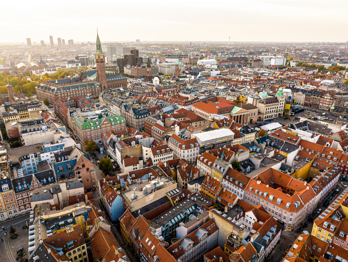 Panoramablick aus der Luft auf die Altstadt von Kopenhagen mit roten Dächern, historischen Gebäuden und Rathaus.