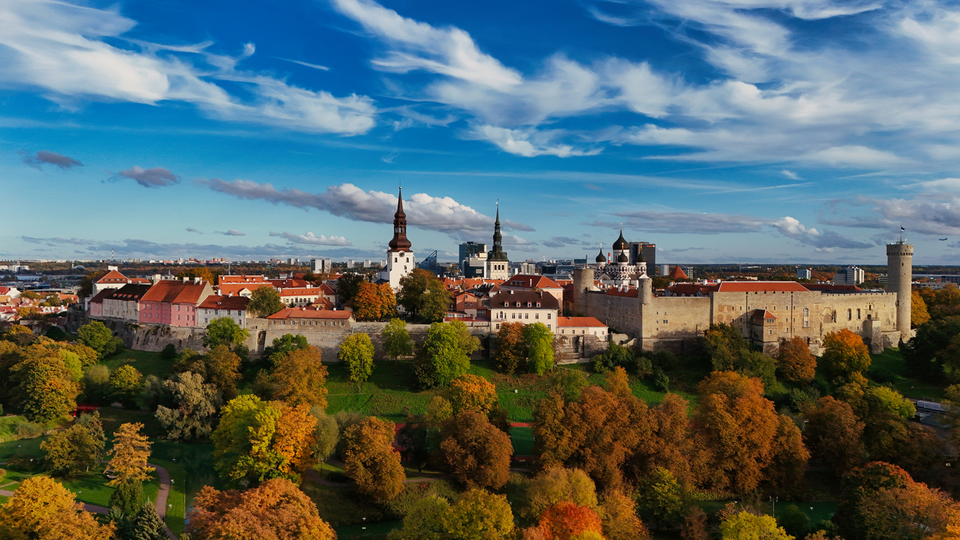 Herbstpanorama von Tallinn mit Toompea-Burg, Kirchtürmen, Newski-Kathedrale und bunt gefärbtem Park.