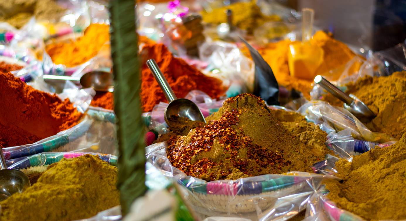 Bunte Gewürzhaufen mit Metallschaufeln auf einem Souk in Casablanca, Nahaufnahme.