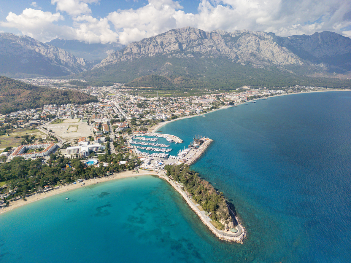 Antalya-Küste mit Marina, Strand und Taurusgebirge aus der Luft