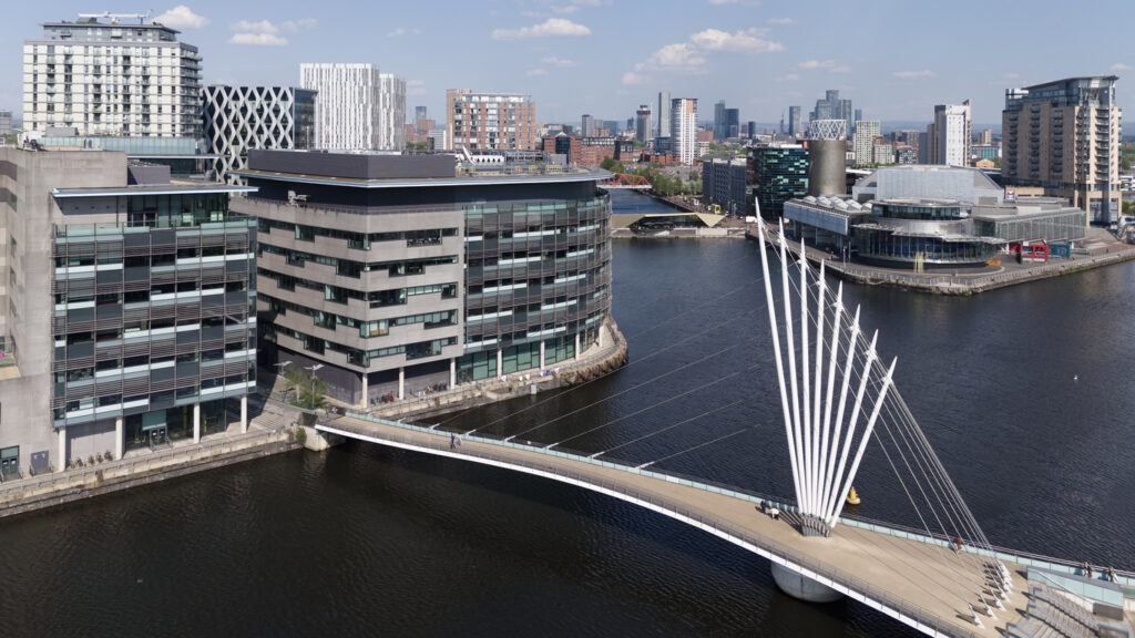 MediaCityUK-Fußgängerbrücke über den Manchester Ship Canal in Salford Quays, Manchester