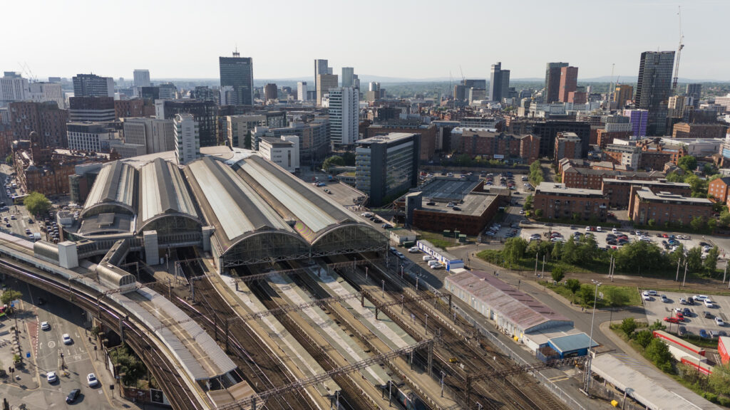 Manchester Piccadilly Bahnhof mit Gleisen und Skyline, Luftbild
