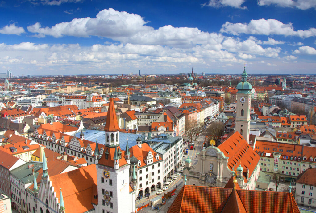 Panoramablick über München mit dem Alten Rathaus und den historischen Gebäuden der Altstadt.