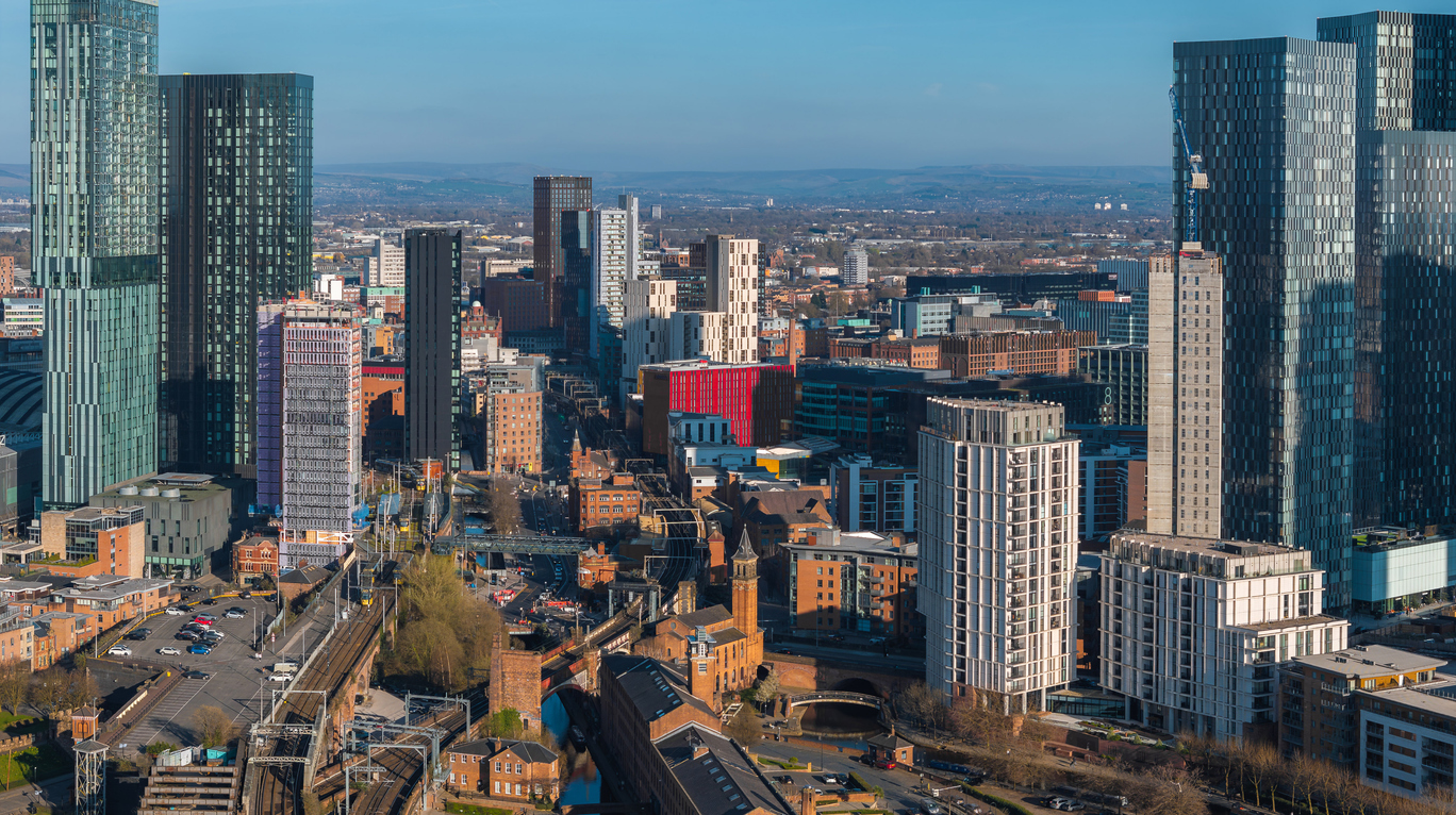 Manchester Skyline mit Hochhäusern, Gleisen und Kanälen