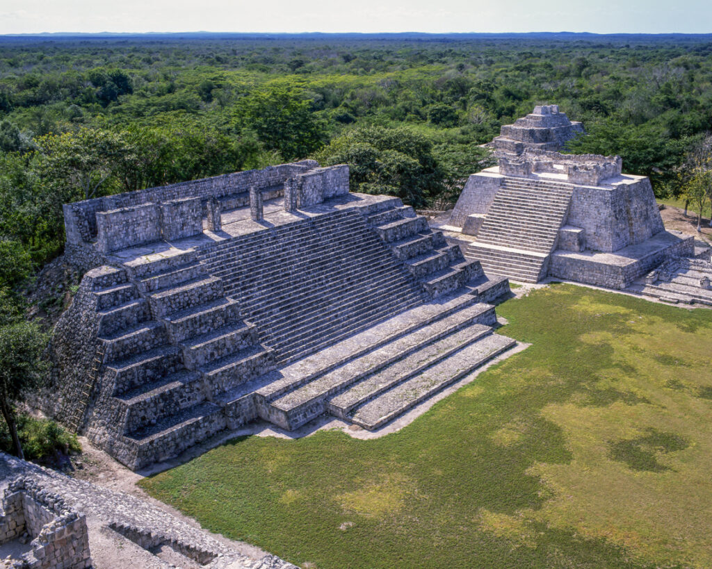 Stufenpyramiden einer Maya-Stätte bei Campeche, von dichtem Wald umgeben.