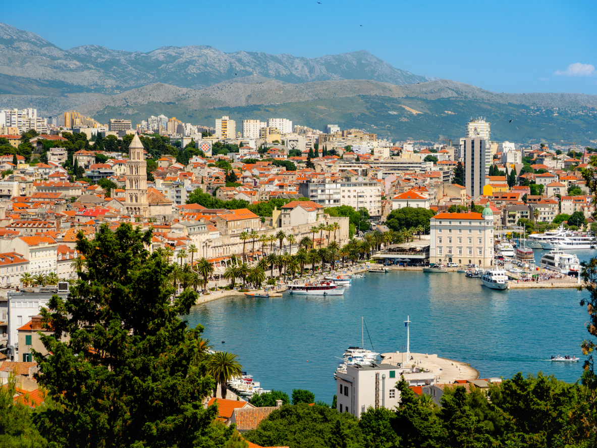 Panorama von Split mit Riva-Promenade, Hafen und Glockenturm der Kathedrale Sveti Duje vor Bergkulisse