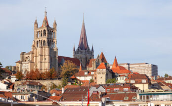Lausanne mit Kathedrale Notre-Dame und Altstadtdächern in der Schweiz