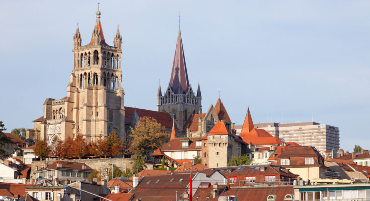 Lausanne mit Kathedrale Notre-Dame und Altstadtdächern in der Schweiz