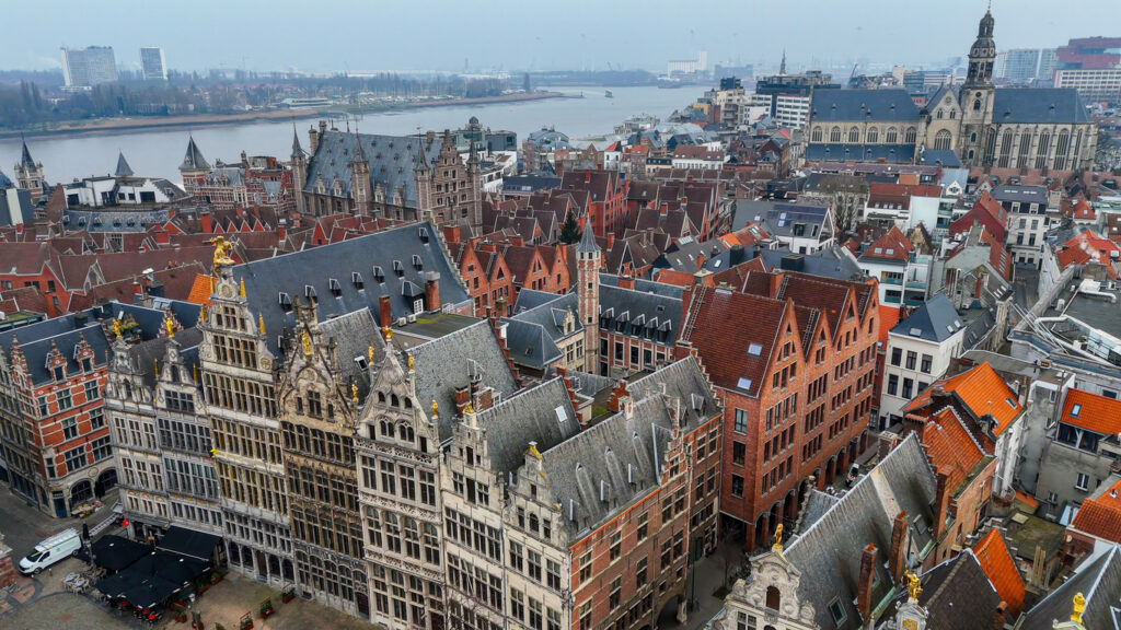 Antwerpen Altstadt mit Giebelhäusern und Schelde im Hintergrund