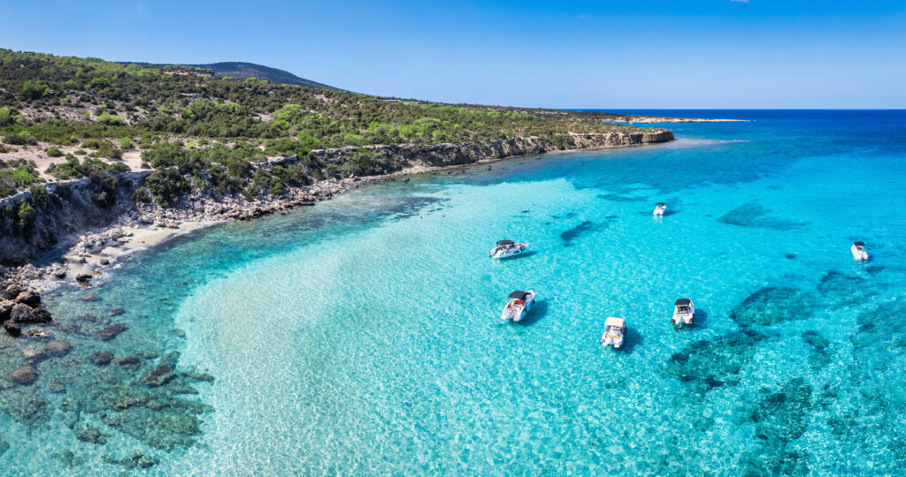 Boote in der Blue Lagoon auf der Akamas-Halbinsel, Zypern