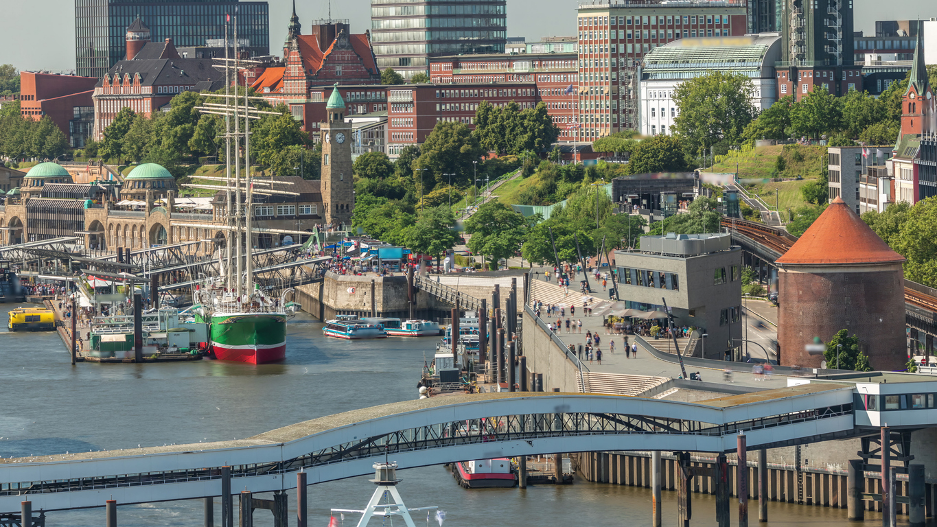 Hamburg, Landungsbrücken mit Museumsschiff Rickmer Rickmers am Anleger, Uhrturm und Promenade mit Besuchern, Brücken und Kaimauer an der Elbe