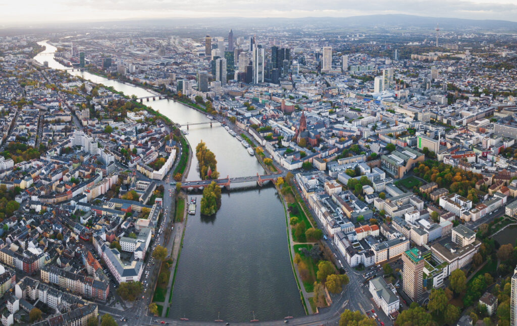 Luftaufnahme von Frankfurt am Main mit Skyline, Main und Brücken bei Tageslicht.