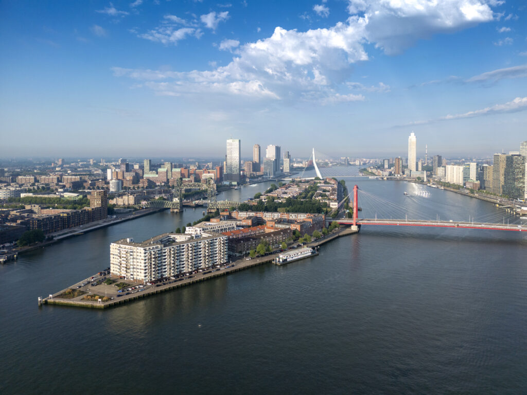 Luftaufnahme der Nieuwe Maas mit roter Willemsbrug, weißer Erasmusbrug, Noordereiland und Skyline.