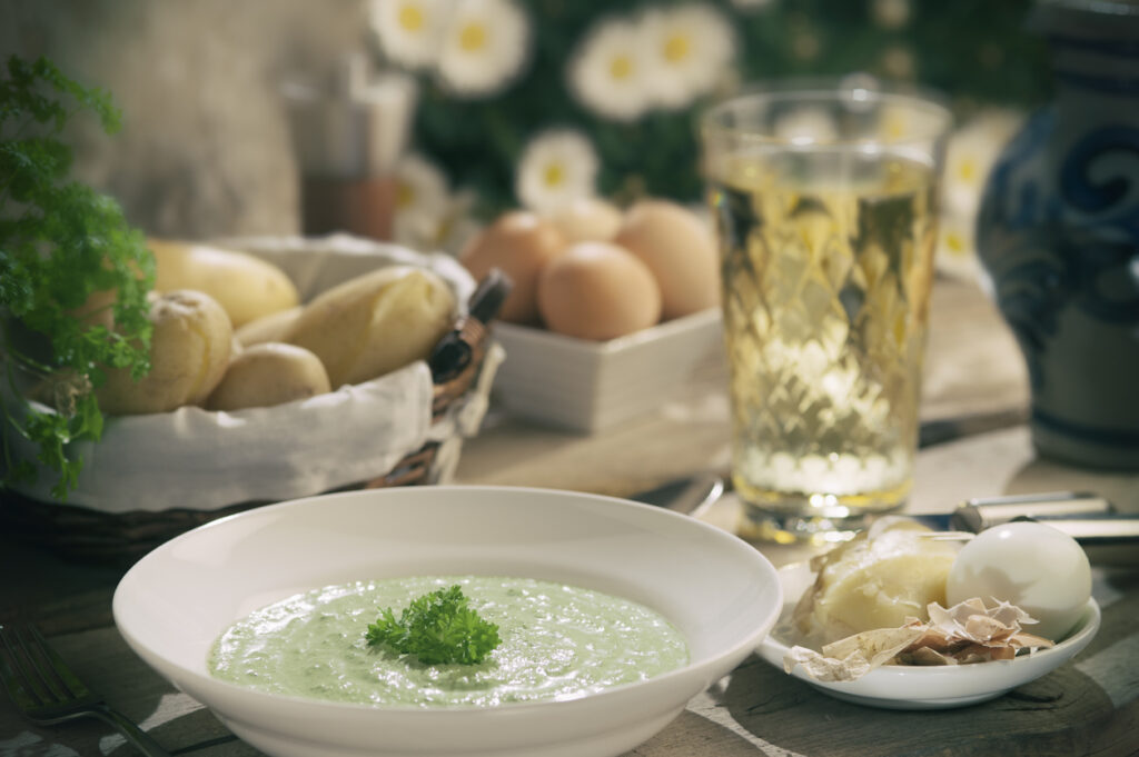 Traditionelle Frankfurter Grüne Soße serviert mit Kartoffeln, Ei und Apfelwein.