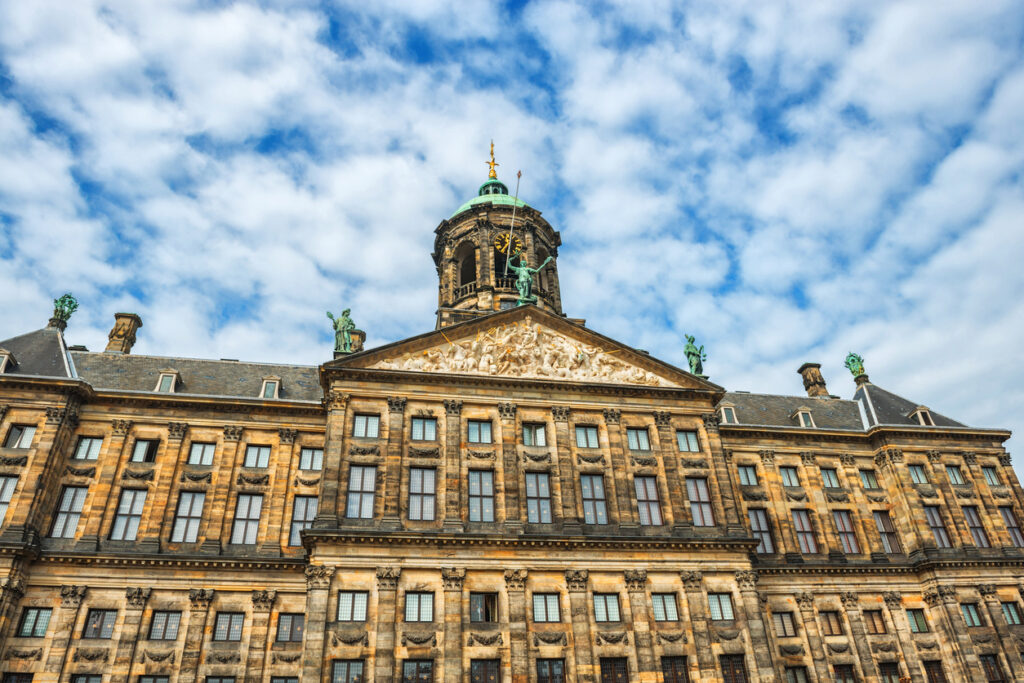 Königspalast Amsterdam mit Uhrturm und reich verzierter Fassade, Blick von vorn
