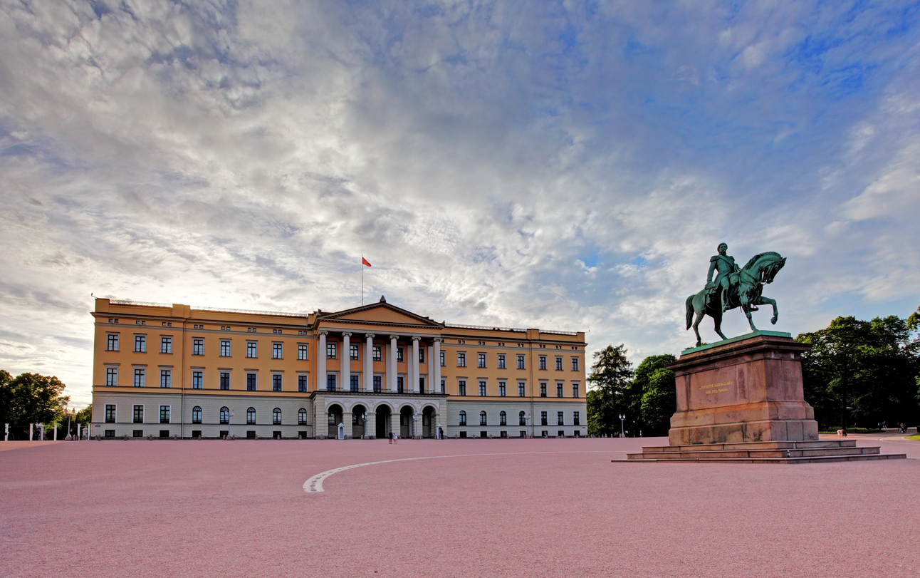 Der Slottet Palast in Oslo mit Reiterstatue von Karl Johan, Norwegen.